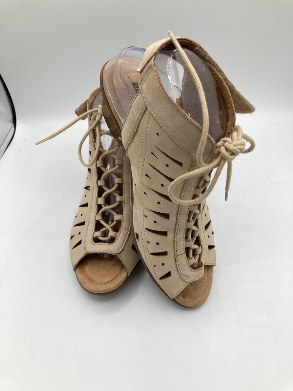 EARTH WOMENS  LACE UP  SANDEL HEELS. 8.5 - Picture 2 of 10